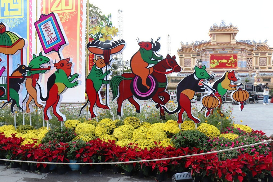 Mùa Xuân xứ Huế với những hình tượng chuột của năm Canh Tý và muôn hoa tươi khoe màu.
