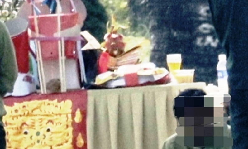 Bày vàng mã, cúng rình rang trước cổng công sở trong giờ hành chính