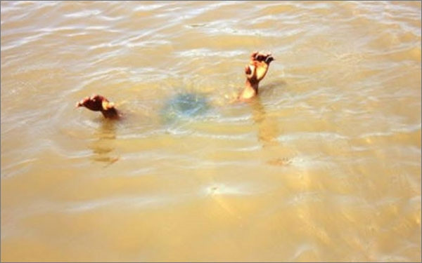 Bé trai đuối nước tử vong do lọt xuống kênh thủy lợi (hình minh họa)