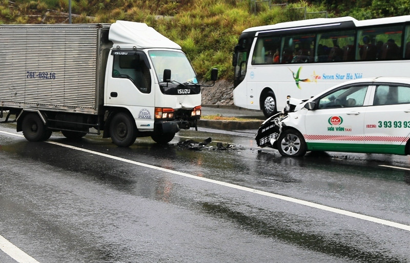 Hai ô tô đối đầu nhau ngay trước hầm đường bộ làm 3 người bị thương