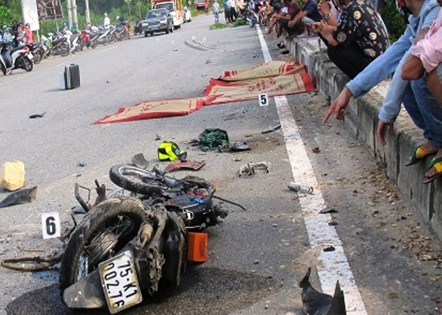Hiện trường vụ tai nạn giao thông giữa xe gắn máy đi vào đường ngược chiều và xe tải ben chở đá