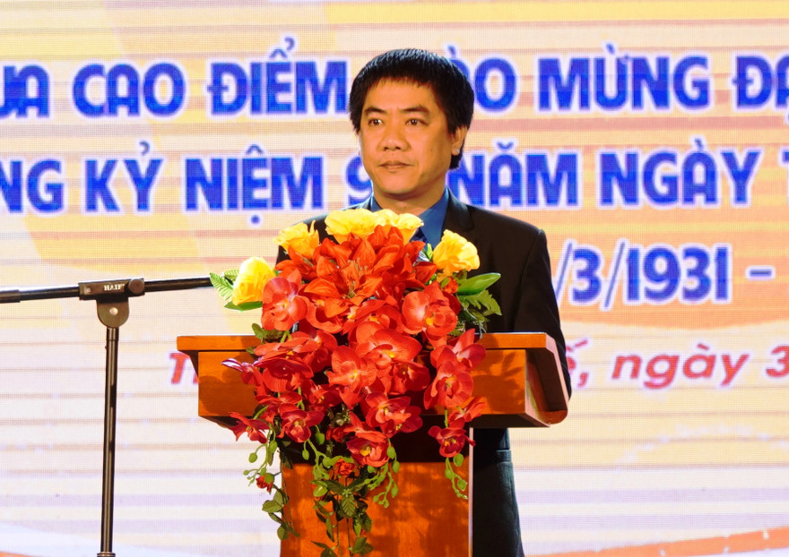 Anh Trần Gia Công, Ủy viên Thường vụ Trung ương Đoàn, Bí thư Tỉnh Đoàn TT-Huế phát động đợt thi đua cao điểm.