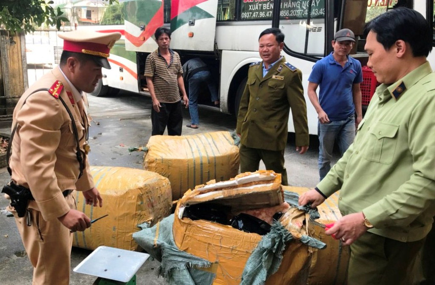 CSGT và QLTT TT-Huế phối hợp kiểm tra ô tô biển Lào chở hàng lậu