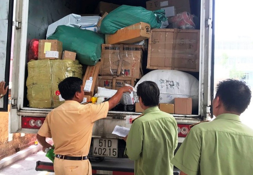 Lực lượng CSGT và QLTT tại TT-Huế phối hợp kiểm tra xe chuyển phát nhanh thư báo chở hàng hóa không rõ nguồn gốc xuất xứ