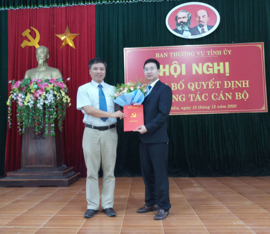 Ông Nguyễn Đình Bách (bìa phải). Ảnh: Hải Huế