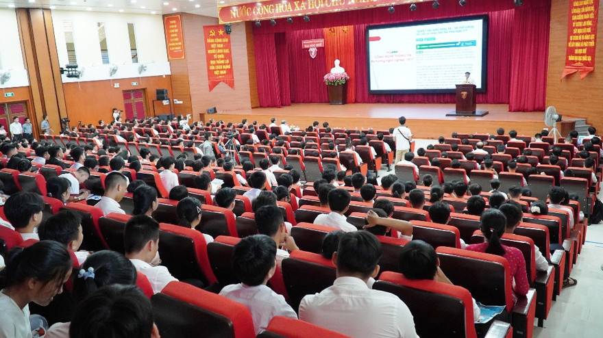 Lần đầu tiên, Chủ tịch UBND tỉnh TT-Huế cùng lãnh đạo các sở, ngành chức năng tổ chức đối thoại với học sinh về định hướng nghề nghiệp CNTT.