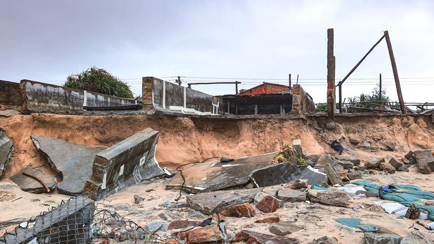 Nhà cửa ven biển Thừa Thiên Huế tan nát do sóng biển xâm thực dữ dội.