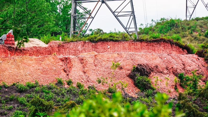 Để xảy ra việc cày ủi, đào bới đất làm nơi chôn cất cạnh móng trụ điện và ngay dưới đường dây cao áp 500kV như thế này, Truyền tải Điện TT-Huế không phải chịu trách nhiệm gì?