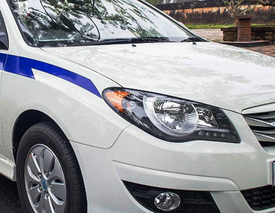 Để có tiền bài bạc, Kỳ mang cả xe taxi của hãng mà mình lái thuê để kiếm sống đi cầm cố