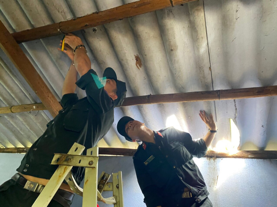 Lực lượng công an tại TT-Huế giúp dân gia cố lại nhà cửa trước bão số 9.