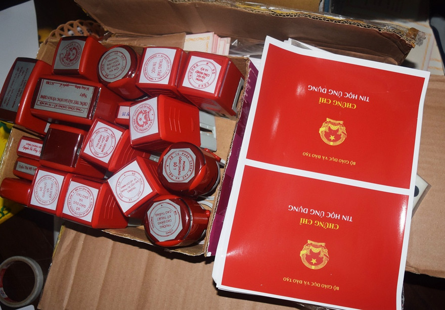 Tang vật vụ án làm giả con dấu, tài liệu của cơ quan, tổ chức.