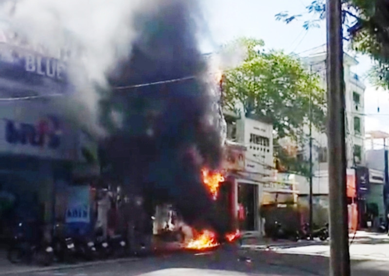 Đám cháy bùng phát trong điều kiện thời tiết khô hanh giữa khu dân cư đông đúc