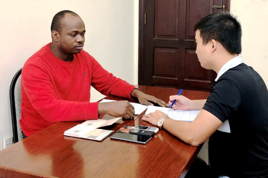 Công an lấy lời khai đối tượng người nước ngoài liên quan đường dây lừa đảo 120 tỷ đồng qua mạng internet.