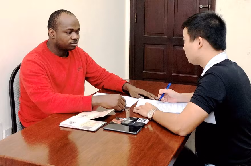 Công an lấy lời khai đối tượng người nước ngoài liên quan đường dây lừa đảo 120 tỷ đồng qua mạng internet.