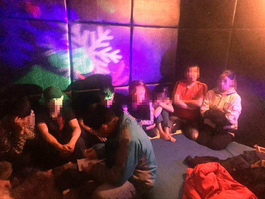 Nhóm nam nữ thanh niên bị phát hiện có hành vi sử dụng trái phép chất ma túy trong nhà nghỉ.