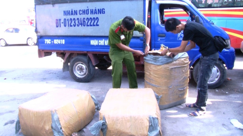 Hơn 3 tạ thịt bốc mùi bị 'bỏ quên' ở bến xe