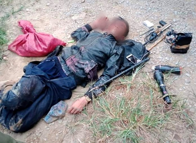 N.V.L thời điểm bị dân làng đánh bầm dập. Cạnh người này là nhiều "đồ nghề" dùng câu, bắt trộm chó như bã, súng điện, chĩa... (ảnh: dantri.com.vn)