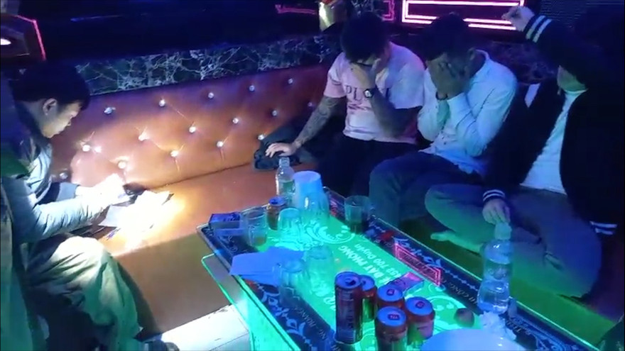 Phát hiện quả tang 16 đối tượng "phê" ma túy trong quán karaoke vùng nông thôn lúc rạng sáng.