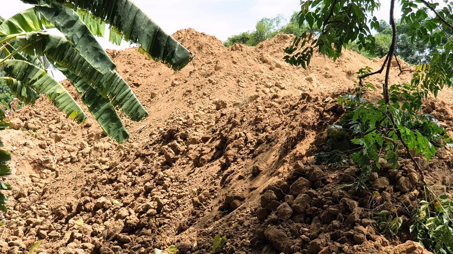 Tại bãi đất lậu này, lãnh đạo UBND TP Huế chỉ đạo lực lượng chức năng có biện pháp ngăn chặn hành vi tẩu tán đất ra khỏi hiện trường, thực hiện thủ tục xác minh nguồn gốc bãi đất lậu, đất khai thác nơi khác tập kết về để làm cơ sỏ xử phạt.