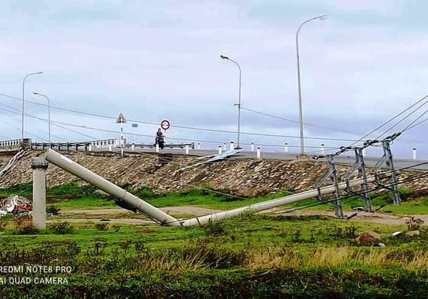 Cột điện gãy hàng loạt do bão cấp 8 hiện rất được dư luận, người dân quan tâm. Chủ tịch tỉnh TT-Huế cũng vừa nêu ý kiến, yêu cầu kiểm tra, đánh giá lại chất lượng để công khai cho dân biết.