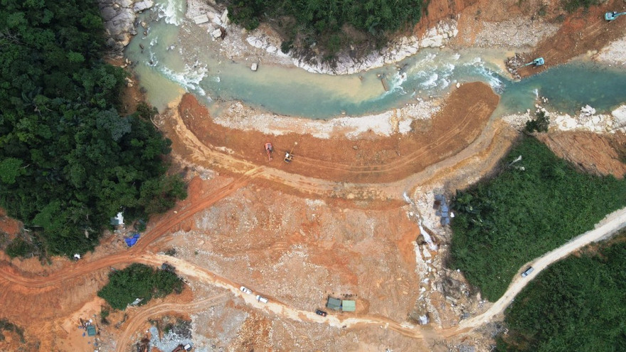 Hiện trường nắn dòng, đắp đập ngăn nước để tìm kiếm người mất tích nhìn từ trên cao. Bên phải là con đập tạm sắp hình thành.