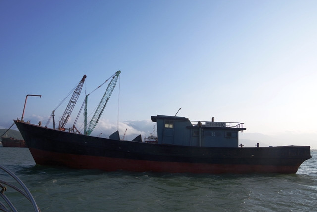 Đây là tàu vỏ sắt, dài khoảng 20m, trên thân ghi chữ Trung Quốc, bên trong không có người