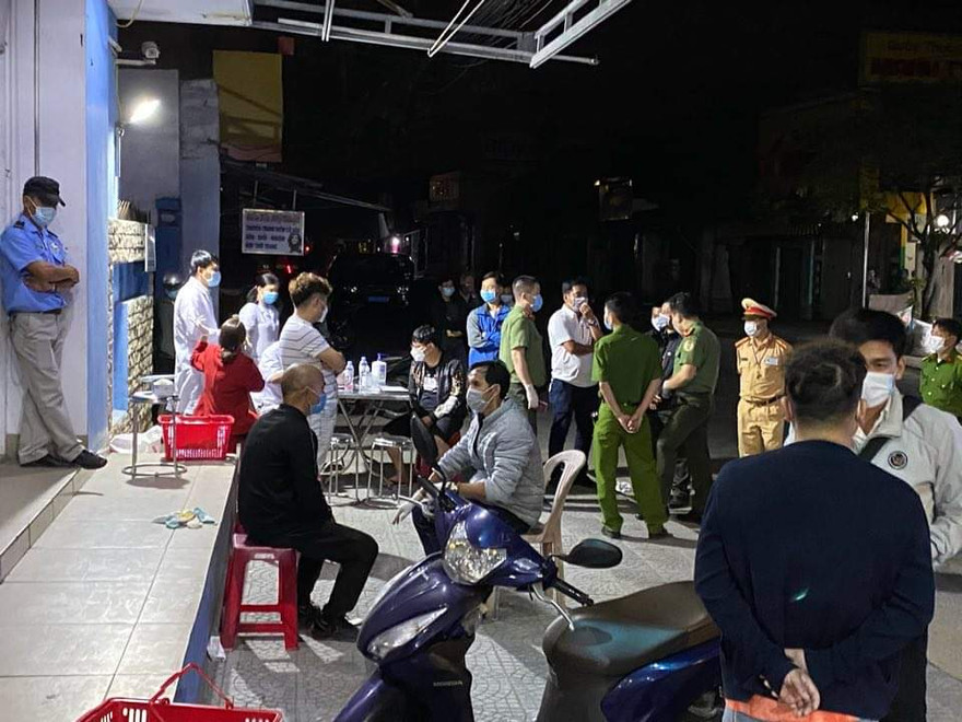 3/4 người Trung Quốc đi qua Huế không có hộ chiếu. Nhóm người này đã bị ngăn chặn, xử lý cách ly phòng COVID-19 và xem xét trục xuất.