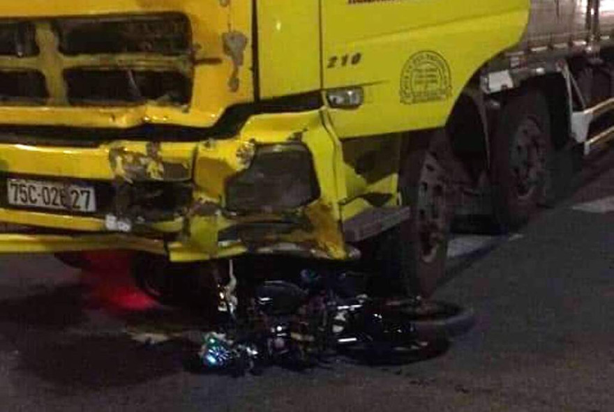 Chiếc xe gắn máy hỏng nát, lọt gầm sau cú va chạm với ô tô tải