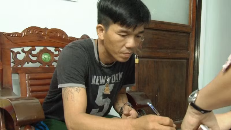 Đối tượng mua bán heroin Tống Huy Cường tại cơ quan công an