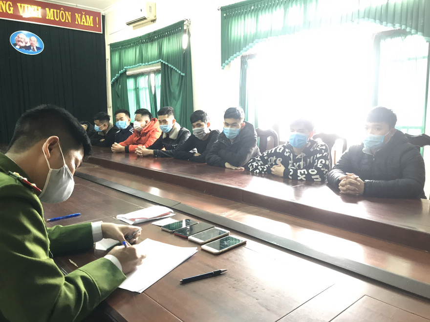 Công an lấy lời khai nhóm đối tượng giả công ty tài chính lừa đảo qua mạng chiếm đoạt hàng tỷ đồng.