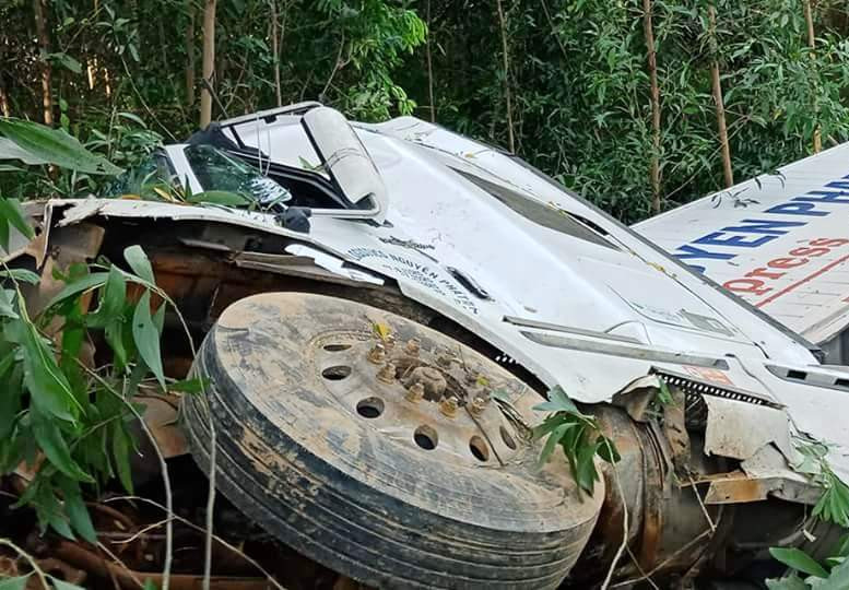 Xe đầu kéo vỡ nát, nhưng hai người đi trên xe vẫn được phát hiện sống sót hy hữu. Ảnh: N.T.Chí