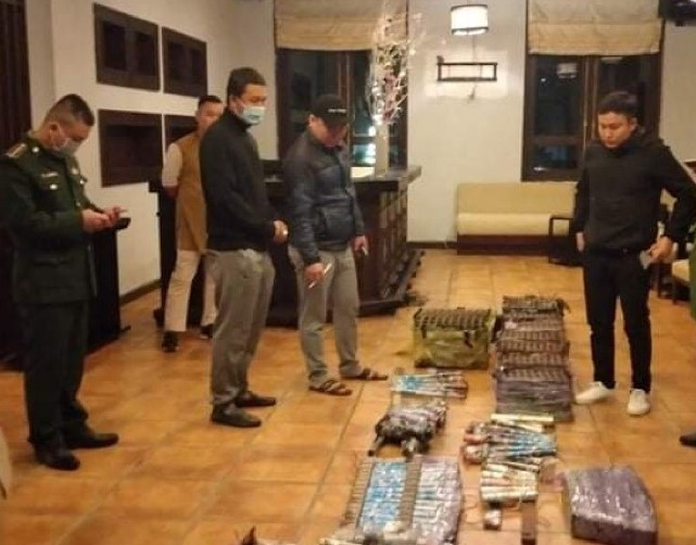 Tang vật 310 vỏ ống pháo hoa nổ đã bắn hết do Biên phòng thu giữ.