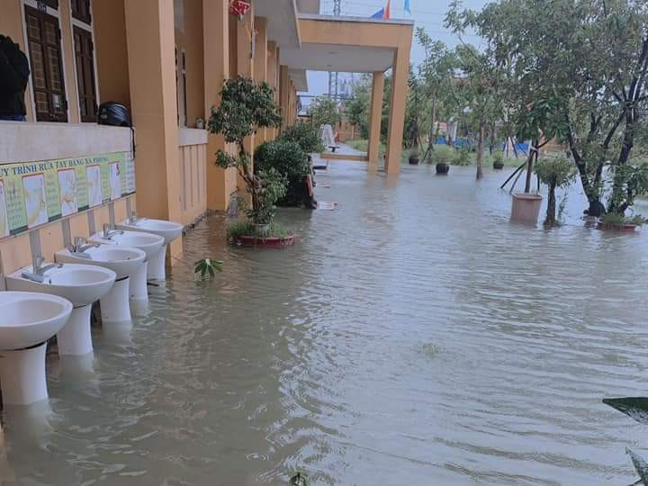 Trường học tại TT-Huế bị ngập trong lũ.