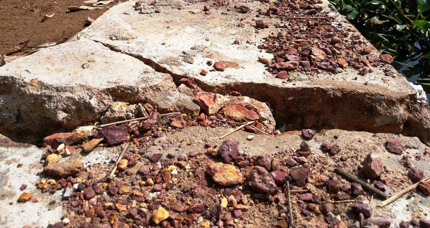 Công trình kè chống sạt lở giá trị tiền tỷ nhưng nét vỡ toang hoác, nứt gãy kết cấu bê tông hết sức bất thường, không còn khả năng "chống sạt lở" chỉ sau 3 tháng xây dựng