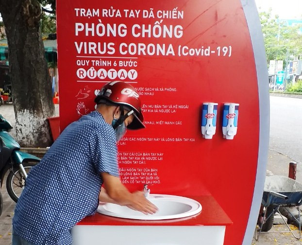 Trạm rửa tay dã chiến, miễn phí được kích hoạt vận hành tại Huế.