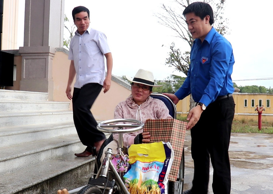 Bí thư Tỉnh Đoàn Thừa Thiên Huế trao quà cho người nghèo tàn tật 