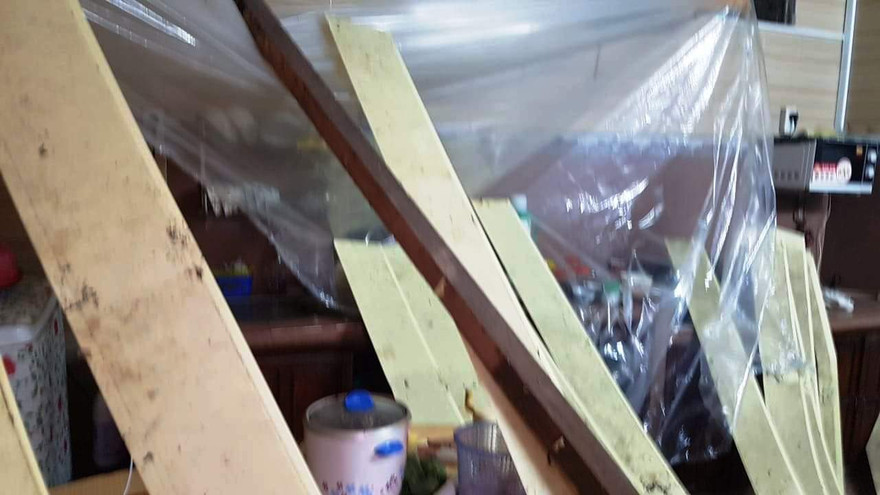 Hiện trường vụ sập trần nhà, khiến cụ bà 86 tuổi bị vật cứng đè trung gây bất tỉnh phải nhập viện cấp cứu