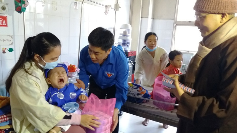 Quà Tết cho công nhân, bệnh nhi đặc biệt ngày cuối năm