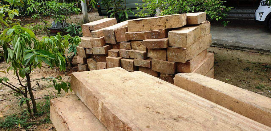 Gần 50 phách gỗ rừng ận chuyển bằng xe tải trên Quốc lộ 1 bị CSGT bắt giữ