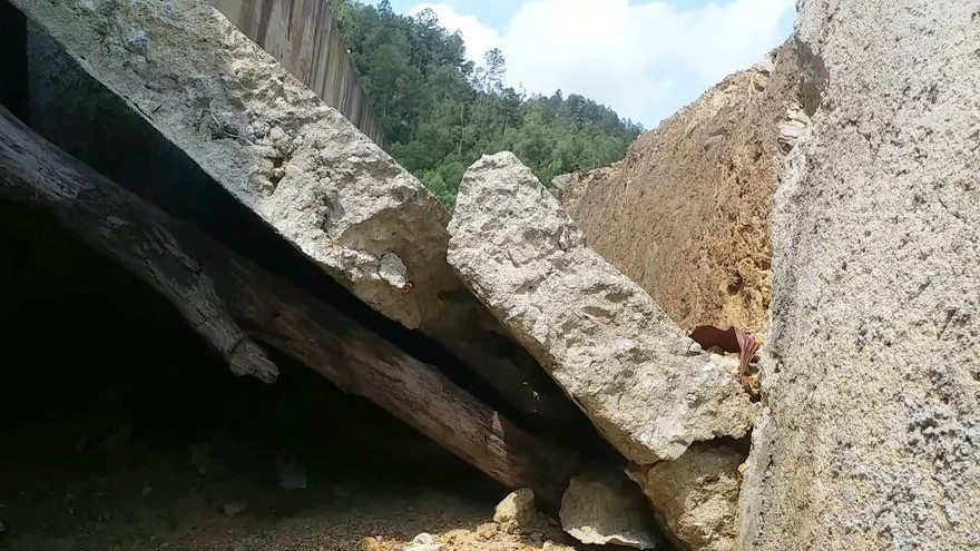 Mới sau hơn 2 năm triển khai, dù công trình chưa thể đưa vào sử dụng, nhưng nhiều hạng mục đã xuống cấp hư hỏng.