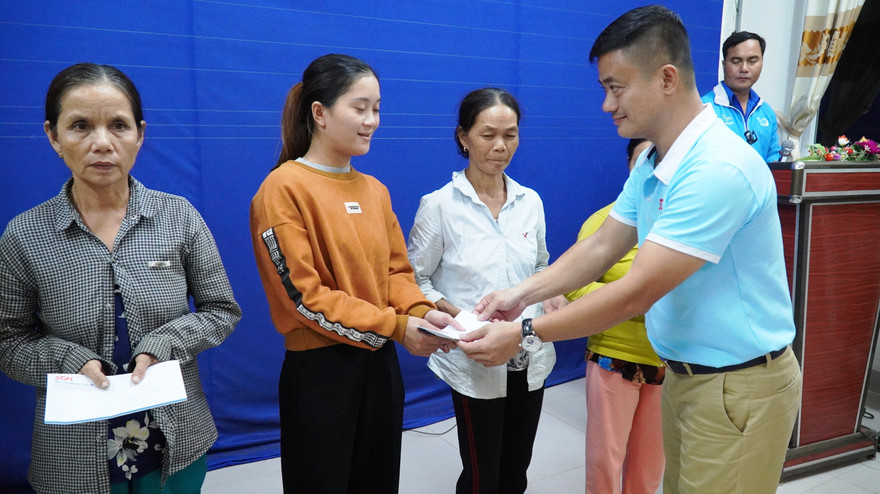 Ông Nguyễn Duy Hưng, Tổng Giám đốc Công ty CP Đầu tư Sài Gòn-Huế trao quà đến tay người dân