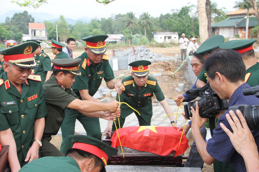 An táng liệt sĩ quân tình nguyện Việt Nam hy sinh tại Lào (ảnh T.Bình)