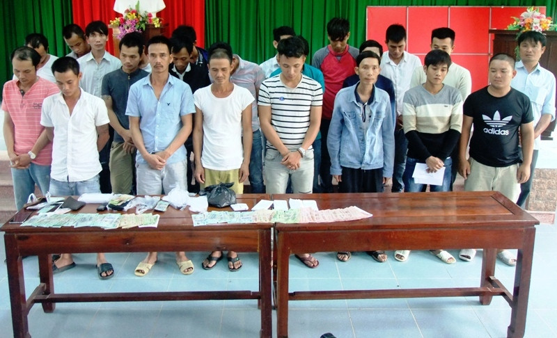 Nhóm đánh bạc 23 người bị công an bắt quả tang tối 14/7