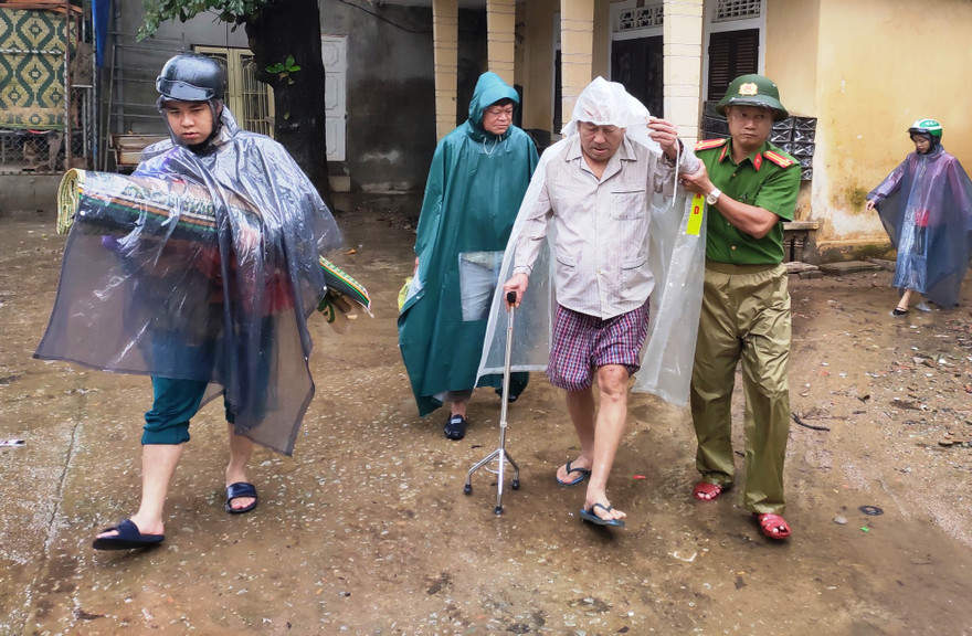 Công an TT-Huế giúp dân di dời đến nơi an toàn trước khi bão số 13 đổ bộ.