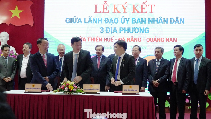 Quang cảnh buổi lễ ký kết cùng liên kết hành động phục hồi và phát triển du lịch 3 địa phương TT-Huế - Đà Nẵng - Quảng Nam. Ảnh: Ngọc Văn