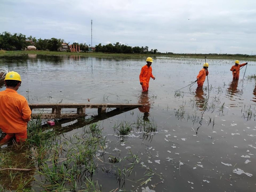 Cán bộ, công nhân Công ty Điện lực TT-Huế xử lý sự cố cột điện gãy, đổ do bão số 5. Ảnh: Nguyễn Tuấn.
