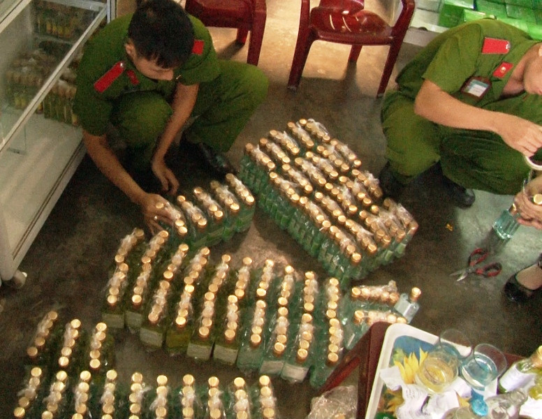 Hơn chai dầu tại cơ sở Phước Quy bị tạm giữ do nghi vấn không đảm bảo tiêu chuẩn chất lượng như đã công bố.