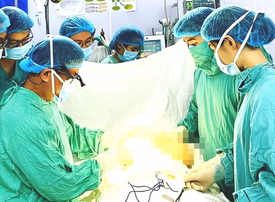 Phẫu thuật tháo hai túi ngực silicon ra khỏi cơ thể bệnh nhân.