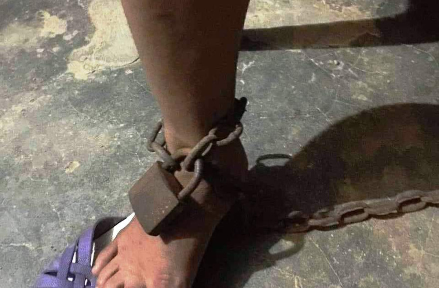 Chị G. bị người chồng mê cờ bạc, say xỉn dùng xích sắt trói khóa vào cột nhà gây phẫn nỗ trong dư luận