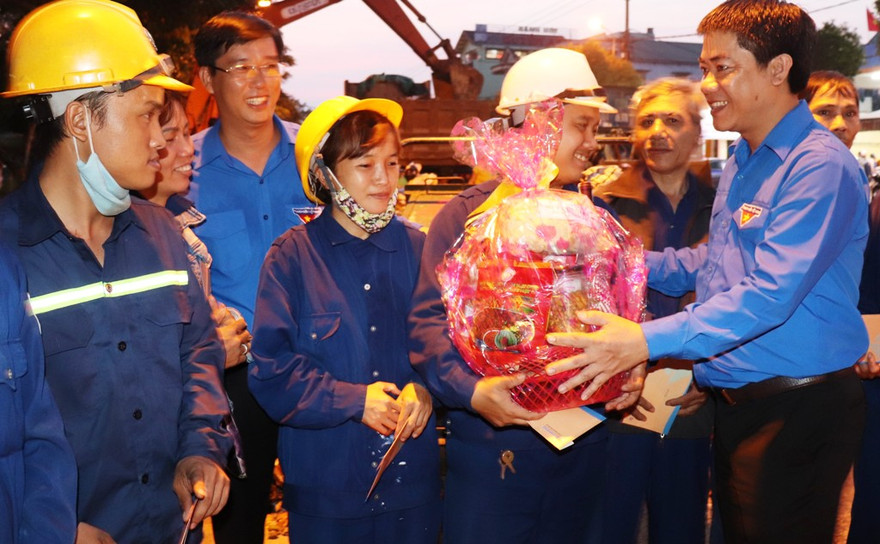 Anh Trần Gia Công, Ủy viên Trung ương Đoàn, Bí thư Tỉnh Đoàn TT-Huế trao quà Giao thừa và gửi lời chúc Tết đến công nhân môi trường đô thị Huế.